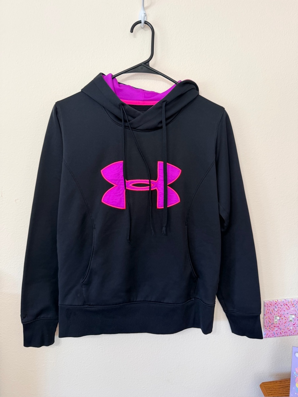 Under Armour hoodie size S Semi-Fitted